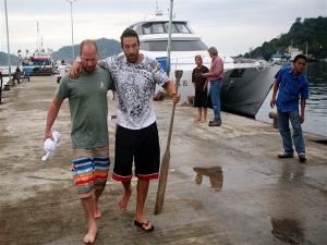 98475_dua-warga-australia-yang-selamat-dari-tsunami-di-mentawai_300_225