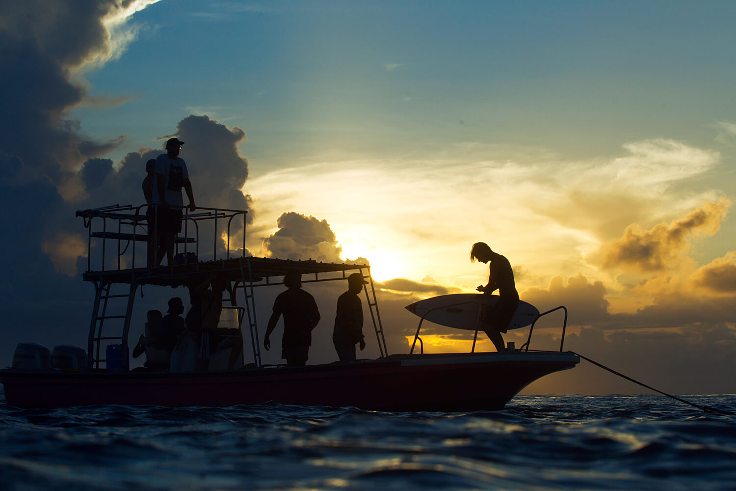 Session de surf post coucher de soleil à Pohnpei